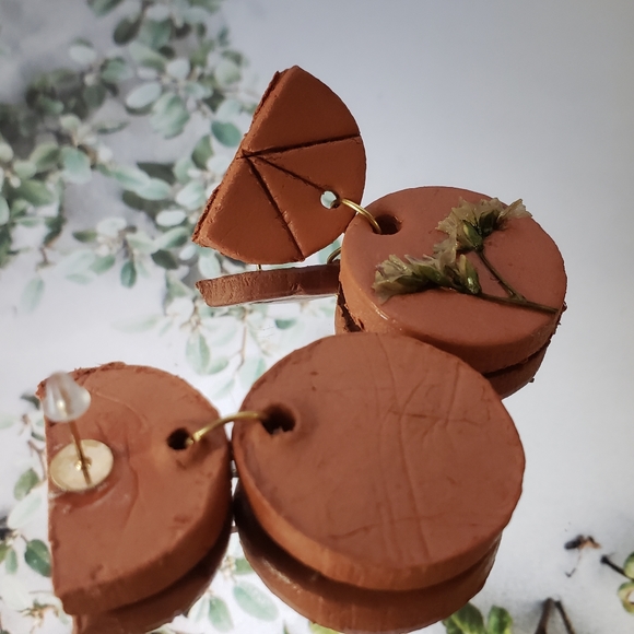 Handmade terra cotta earrings with real flowers - Picture 4 of 6